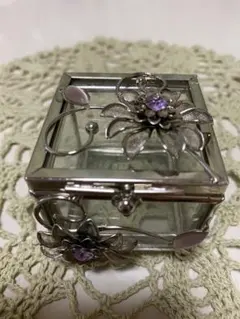 アンティーク調の小物入れ