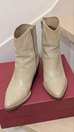 『ほぼ新品』VALENTINO ベージュレザーウエスタンブーツ