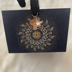 CHANEL 花モチーフチャーム ギフトボックス　紺と金