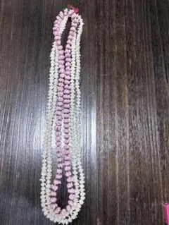 ピンクと白の多層レイ