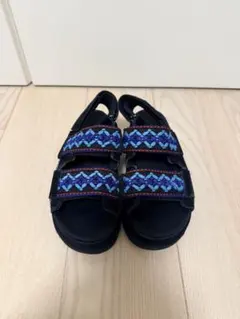 UGG サンダル 黒刺繍入り