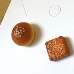 あんぱん&月餅のポストピアス　樹脂粘土　ミニチュアフード　chackymade