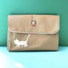 お薬手帳が入るネコ刺繍のマルチケース