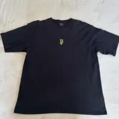 黒の半袖Tシャツ 緑のロゴ刺繍