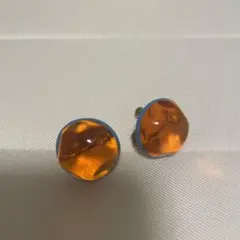 オレンジ樹脂ラウンド型イヤリング 青い縁付き クリップ式