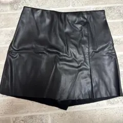 黒 合成皮革 ミニスカート スリット入り