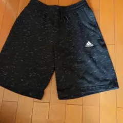 adidas スリムフィット 黒 ショートパンツ