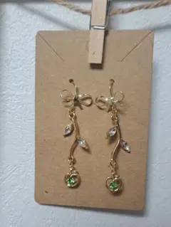 青りんごとリボンのロングフックピアス