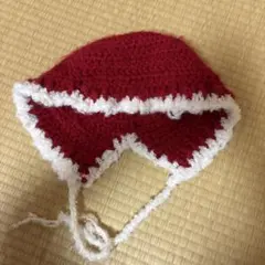 赤と白のフリル付き帽子