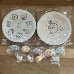 ちいかわ　くら寿司　すし皿２枚&フィギュア2個、缶バッジ付き6個