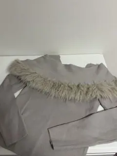 ファー付きオフショルダーセーター 薄いグレー