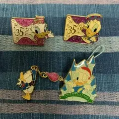 ドナルドダック デイジーダック ピンバッジ 3個セット&ストラップ