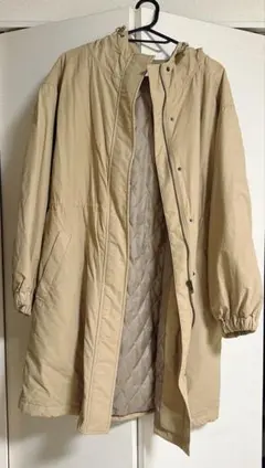 フード付きベージュキルティングジャケット
