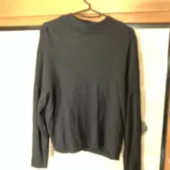 黒い長袖トップス