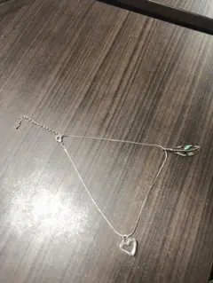 羽根とハートのシルバーネックレス