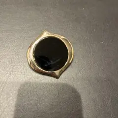 黒い金属製ブローチ