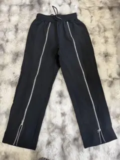 ジッパー付きブラックパンツ