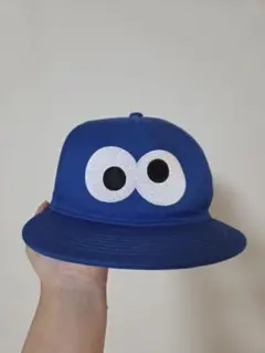 エルモ目デザイン青キャップ