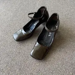 PRADA スクエアトゥ エナメルヒールパンプスのサムネイル