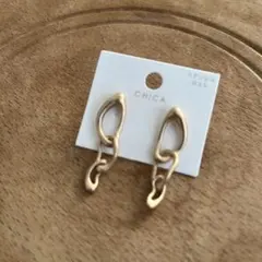 ★新品未使用品　★CHICA　マットゴールド　チェーンピアス　両耳用