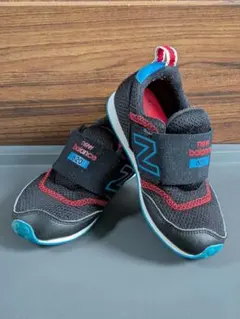 New Balance キッズスニーカー 620 ブラック×ブルー×レッド