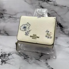 (美品)大人気、コーチ、折財布、ミニタイプ、人気色、PVC地、花柄、金ロゴ、高級