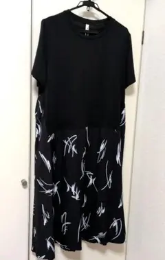 む*ん様 半袖ひざ丈ワンピース 黒と白のデザイン