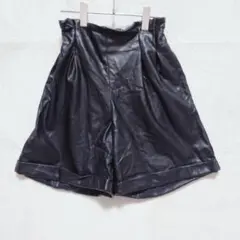 レトロガール フェイクレザー タックショートパンツ（F）ブラックのサムネイル