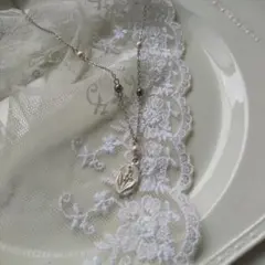 memery＊鈴蘭の小さなメダイと小さなビーズのネックレス　ハンドメイド