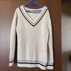 GU アイボリー Vネックセーター