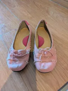 ピンクリボン付きフラットシューズ