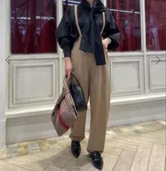 サスペンダー付きベージュパンツ