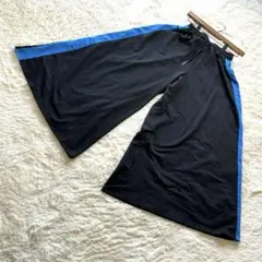 FRIFUL ゆったりワイドパンツ サイドライン ブラック×ブルー シルエットS