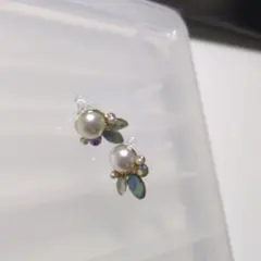 パールとカラーストーンの樹脂イヤリング