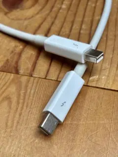 多分Apple純正の「Thunderboltケーブル（0.5m）」です。﻿