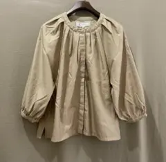 B03900 ロペピクニック　ベージュ　ノーカラー　バックデザイン　ブラウス