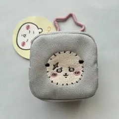 ちいかわ カラビナつき刺繍ミニスクエアポーチ ラッコ