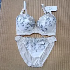 F75 アイボリー 花柄刺繍 ブラジャーショーツセット　1/4迄の価格です。