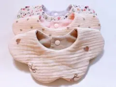 ハンドメイドスタイセット　花びらスタイセット 刺繍×ハート もくもくスタイ