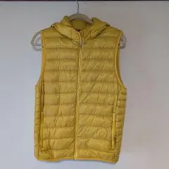 イエローフード付きダウンベスト