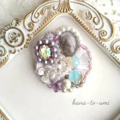 no.H340 白✕パープル✕グレービーズ刺繍ドレスブローチ