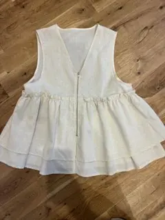 クリーム色 フリルデザイン ベスト