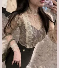 Qung バイカラーシュエットレーストップ ベージュ