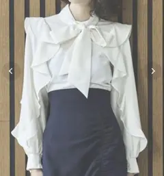 AND COUTURE ラッフルスリーブボウタイブラウス オフホワイトのサムネイル