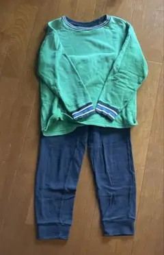 緑と紺のリブ付きパジャマセット