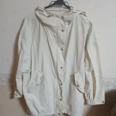 ベージュ ジャンパー・ブルゾン フード付き