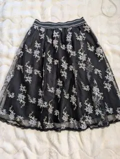 刺繍入り黒フレアスカート