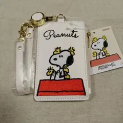 【新品】スヌーピー刺繍　リールストラップ付き　パスケース・定期入れ