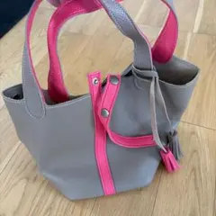 ベージュのトートバッグ