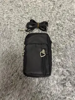 スマホショルダーバッグ ブラック ハートチャーム付